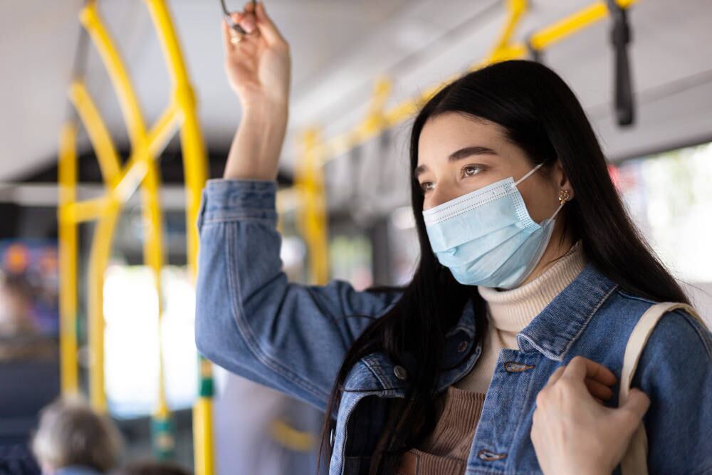 Máscaras protegem contra as novas variantes do coronavírus? Aumento do número de infectados no Brasil traz de volta discussão sobre uso da proteção. Especialista explicou ao R7 que, em relação ao vírus original, o Sars-CoV-2, as novas cepas não mexeram com o nível de proteção das máscaras. Além do mais, ela também recomenda que "as pessoas têm de voltar a usar a máscara"