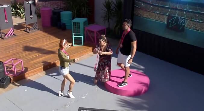 57 - Além de causar discórdia, o quebra-power também serve para os casais revelarem algumas características inusitadas dos colegas de confinamento. Deborah foi chamada de fofoqueira pelas amigas na dinâmica e respondeu de uma forma bem peculiar: dançando! 
