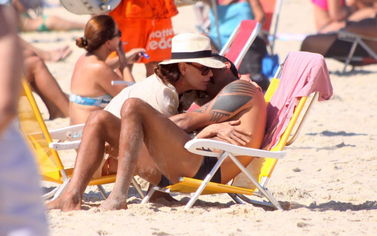 Carolina e Marcelo trocaram carícias na praia