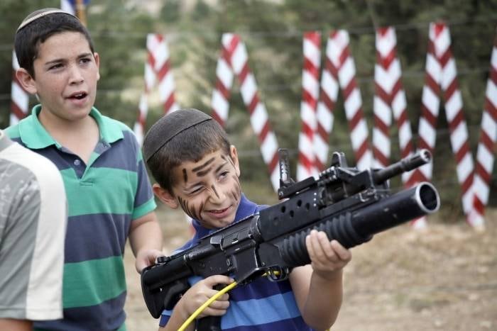 Um menino israelense
brinca com um rifle M-16 durante uma tradicional mostra de armas para marcar o 66º
aniversário da Independência de Israel, perto da cidade de Bethlehem.  Os israelenses estão comemorando o Dia da
Independência neste 6 de maio pelos 66 anos da criação do Estado judeu, de
acordo com o calendário judaico