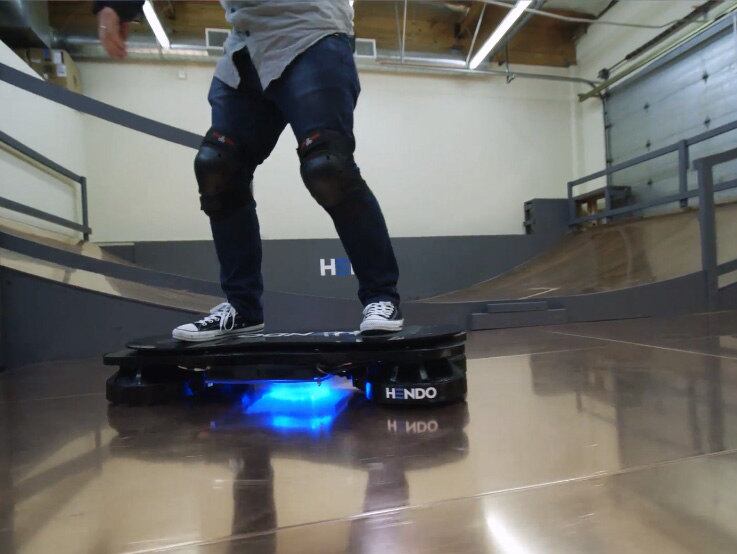 Dar uma volta no skate voador - também chamado de hoverboard - do personagem Marty McFly, do filme De volta para o futuro,
é o sonho de muita gente. Tanta expectativa em torno do veículo
futurista gerou até mesmo algumas pegadinhas na rede. Mas, segundo a
Hendo, está na hora de lançar um verdadeiro hoverboard