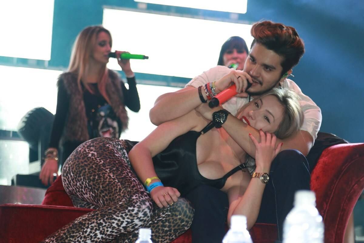 E Luan Santana que agarrou uma loirona durante um show, hein? Veja aqui!