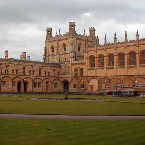 A primeira universidade em língua inglesa do mundo teve pontuação 99.5 no ranking. De acordo com historiadores, as aulas lá começaram em 1096, mas ganhou força em 1167. Atualmente, a universidade tem cerca de 22 mil alunos entre graduação e pós.