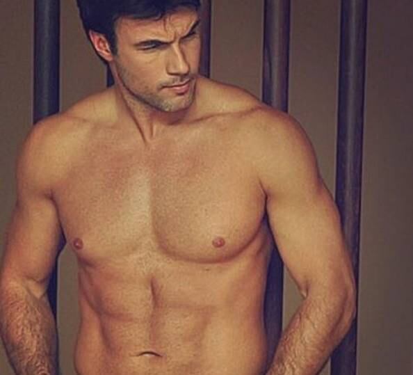 Daniel morou nos Estados Unidos até ser convidado para participar da terceira edição de A Fazenda.
— Lembro que recebi a ligação em Nova York e fui
para São Paulo fazer uma reunião com a produção. Desde o começo, sempre vi
coisas positivas vindo para mim. Aceitei o convite e novamente sentia que algo
muito bom iria acontecer