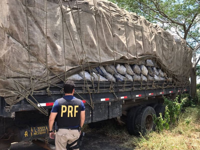 O caminhão carregava aproximadamente 36m³ de carvão vegetal