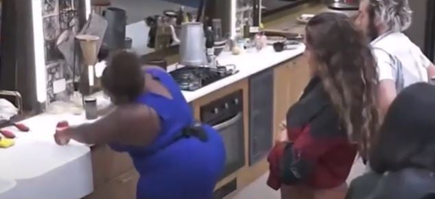 4. Saiba transferir sua raiva 
Um dos momentos mais icônicos protagonizados por Jojo Todynho em A Fazenda foi quando a peoa amassou a própria garrafinha de água para descontar a raiva que sentia de Biel. "Minha terapeuta disse que tenho que descontar minha raiva", desabafou Jojo, enquanto quebrava o objeto. Antes uma garrafa do que um familiar, não é mesmo? 