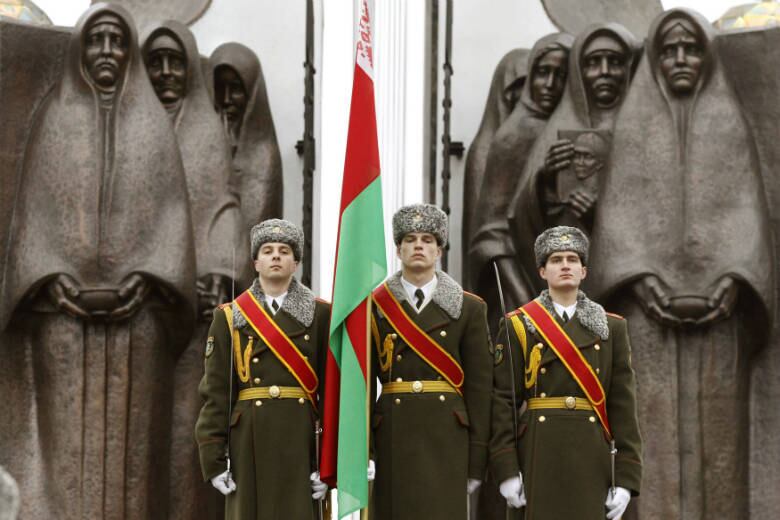 Guardas próximos a monumento prestam homenagem às vítimas soviéticas da guerra no Afeganistão, em Minsk, Bielorrússia, em celebração ao 25º aniversário da retirada das tropas soviéticas do Afeganistão
Veja as notícias pelo mundo em R7.com/internacional