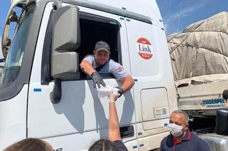 Caminhoneiro só poderá retirar alimentos, não será permitido descer do caminhão, nem estacionar para se alimentar