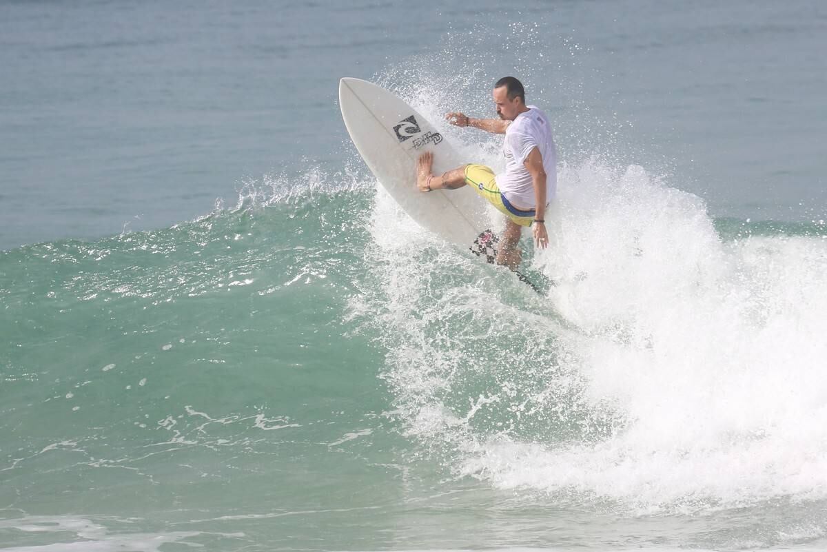 Paulinho Vilhena surfando
