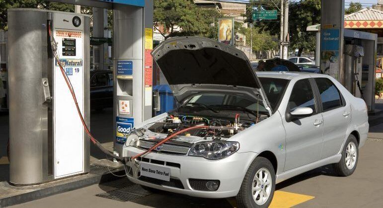 Segundo a ANP, a forma correta é abastecer com uma pressão em 220 bar
