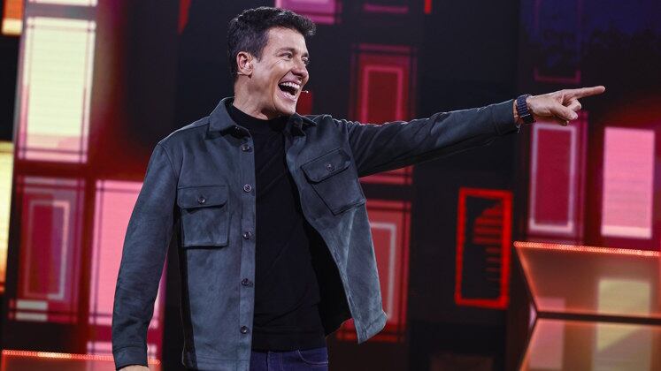 Além de comandar o Canta Comigo 5, soltar a voz e divertir o público com suas brincadeiras, Rodrigo Faro está sempre levando uma boa dose de motivação para os competidores. Com frases inspiradoras, o apresentador ganha o sorriso dos participantes e a admiração do público. Confira na galeria a seguir!