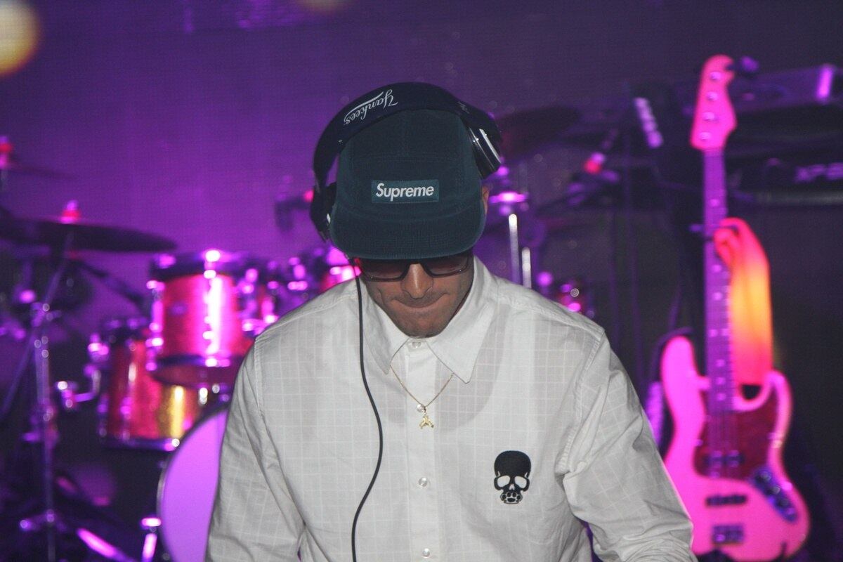 O DJ usou a rede social para
confirmar a separação com a vencedora da Fazenda 6 na noite de segunda-feira
(28). No Twitter, ele não só agradeceu o apoio dos fãs que sempre foi dado ao
casal, como também falou que continuará tendo carinho pela ex-namorada.
— Pessoal, conforme vocês já devem estar sabendo, meu
relacionamento com a Bah, chegou ao fim. Agradeço a todos pelo apoio que sempre
foi dado enquanto casal. Quero deixar claro que meu respeito, carinho e admiração
por ela sempre continuarão os mesmos. Peço a compreensão e respeito de todos
nesse momento. Ta mo junto, amo vocês