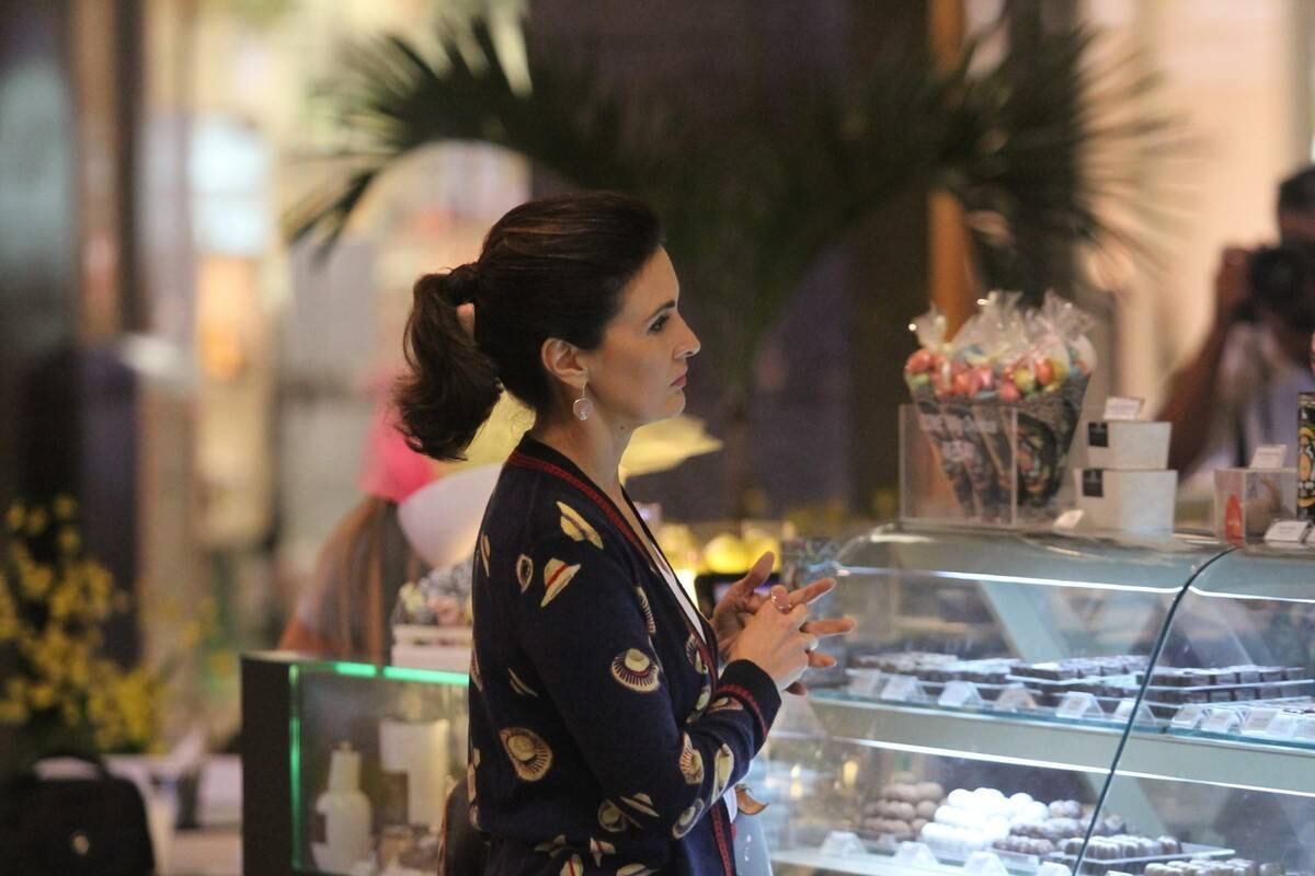 No local, Fátima olhou atentamente dezenas de guloseimas expostas na vitrine