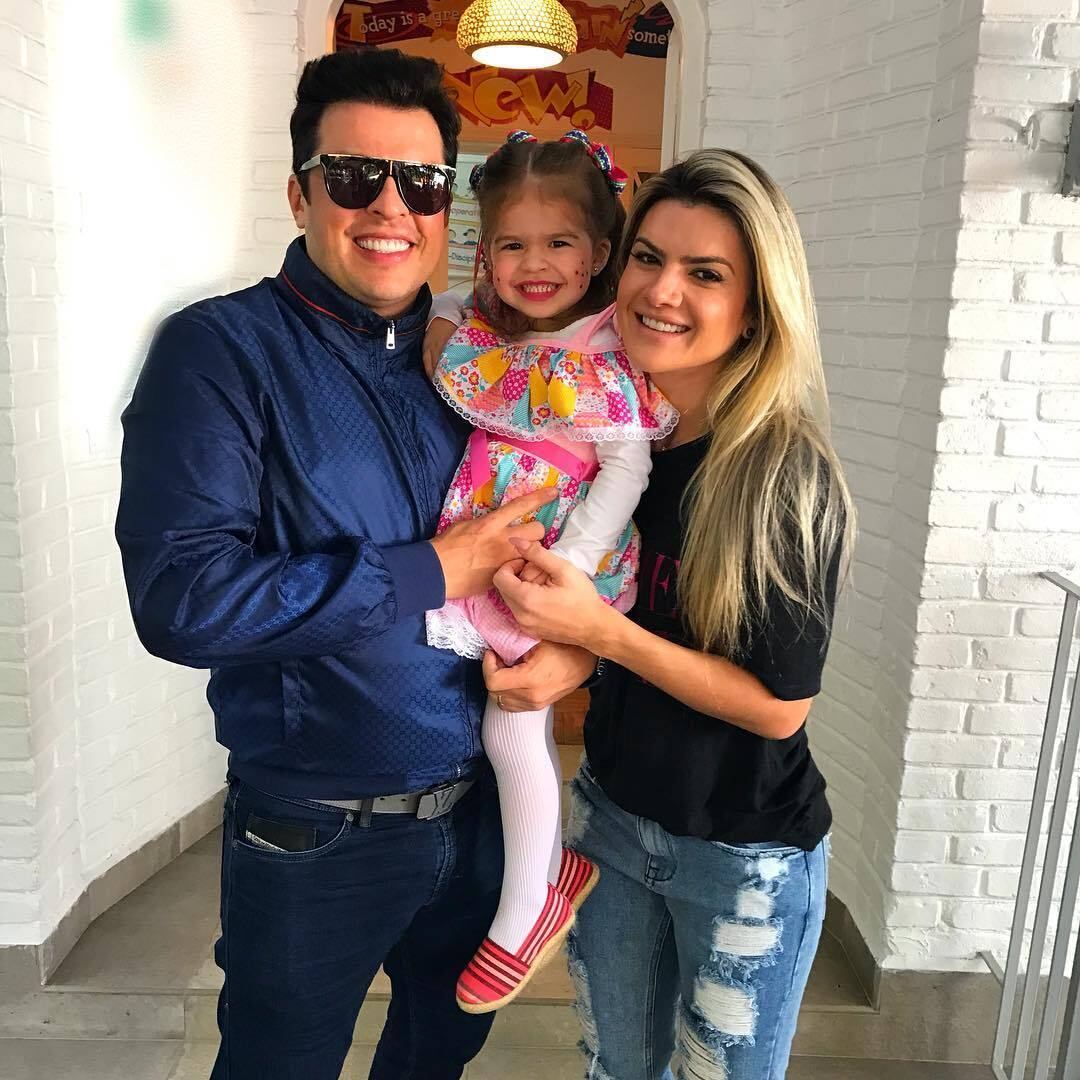 A estrela mirim já entende o trabalho dos pais e é fã dos dois: adora ver Mirella e Ceará na TV, no YouTube, em outros vídeos na internet...
