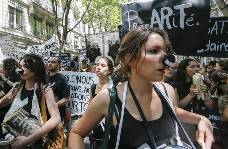 Em Lyon, na
França, funcionários de festivais, também conhecidos como "intermittents",
protestam devido aos anunciados cortes em seu seguro-desemprego. Artistas e
técnicos que trabalham no mercado artístico francês ameaçam fazer greves e
causar prejuízos aos famosos festivais do país