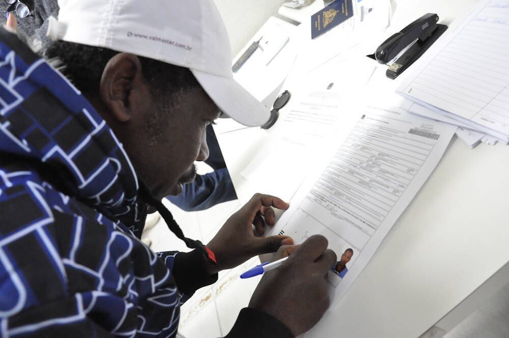 Após o pedido de refúgio, os estrangeiros podem solicitar carteira de trabalho para procurar emprego legalmente no País. O Ministério da Justiça não tem prazo limite para analisar cada caso
