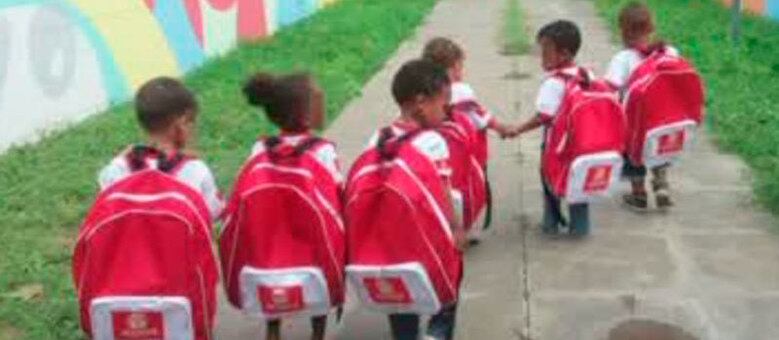 A prefeitura de Jequié informou que a Secretaria de Educação da Cidade entregou os kits escolares aos quase 18 mil alunos