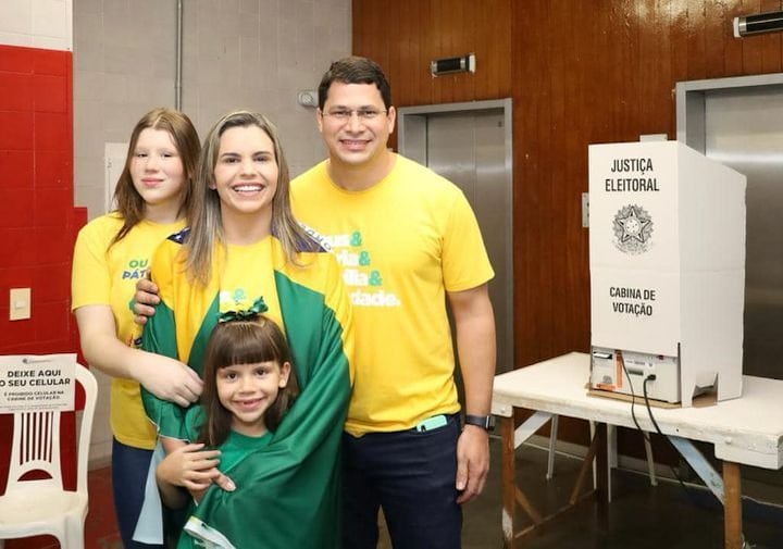 Pastor Junior Tercio (PP) vota ao lado da família em Pernambuco