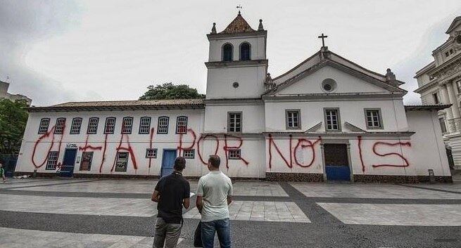 Fachada do Pateo do Collegio amanheceu pichada nesta terça-feira (10)
