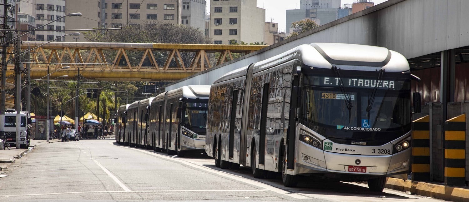 Ônibus na região central de São Paulo; velocidade dos coletivos caiu em 2019