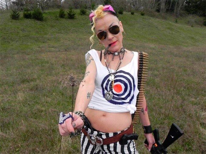 Grande parte dos moradores de uma modesta vizinhança da cidade de Portland, no Estado norte-americano do Oregon, mal desconfiam que a jovem Chrese Evans é mais do que apenas a gerente de uma loja localizada há vinte minutos do centro da cidade. Ela é a neta americana do ditador soviético Joseph Stalin