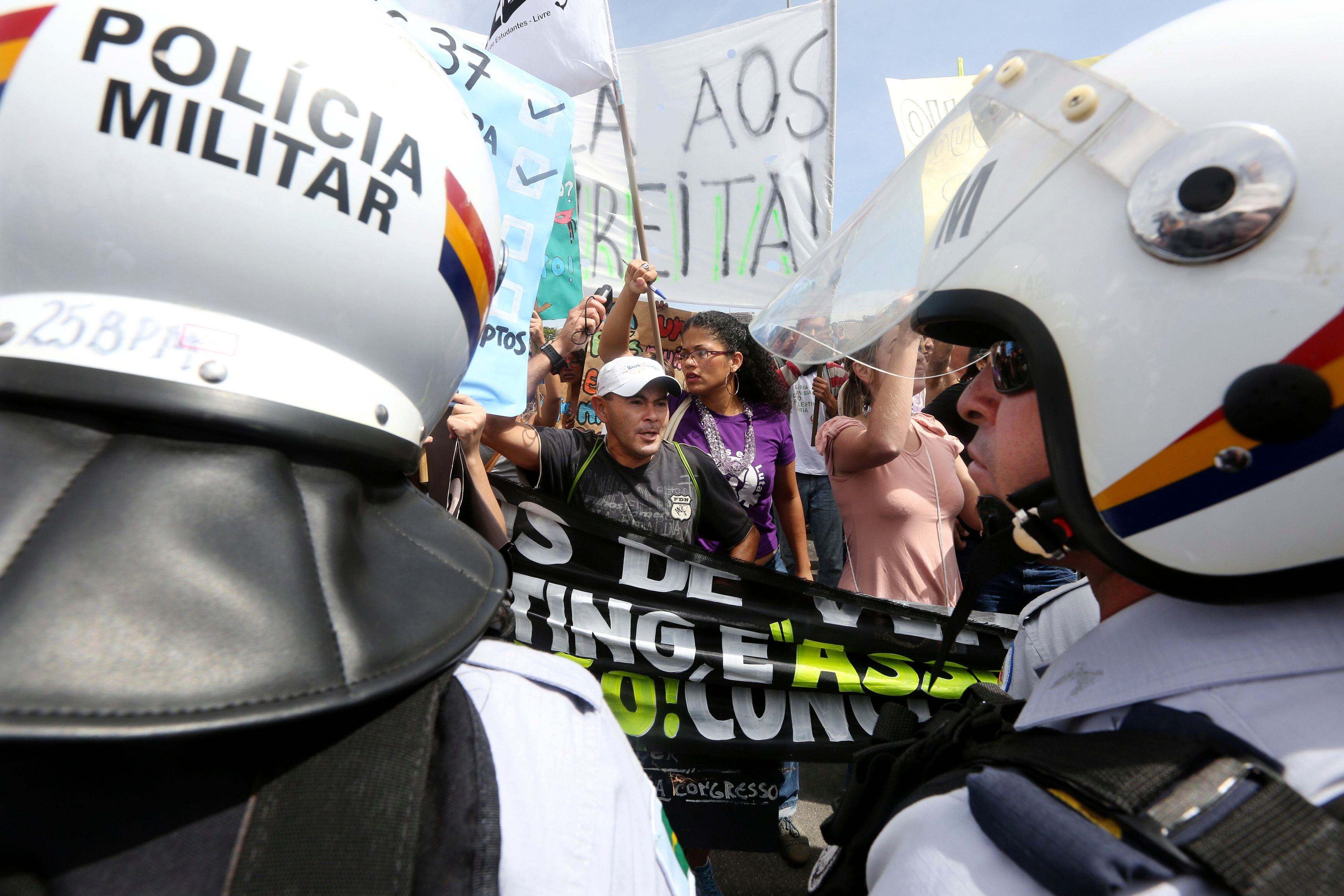 Manifestantes se reuniram em frente o Congresso Nacional, em Brasília (DF) e foram recebidos por um bloqueio policial
