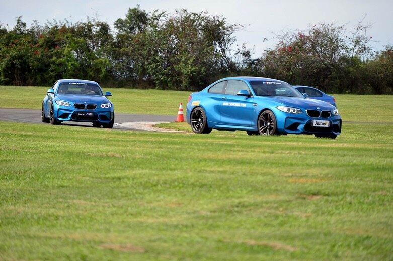 Importante mencionar que o comboio foi guiado pelo experiente piloto profissional brasileiro da BMW Motorsport, Augusto Farfus. Ele foi quem conduziu e nos explicou os detalhes do modelo, bem como dicas de condução