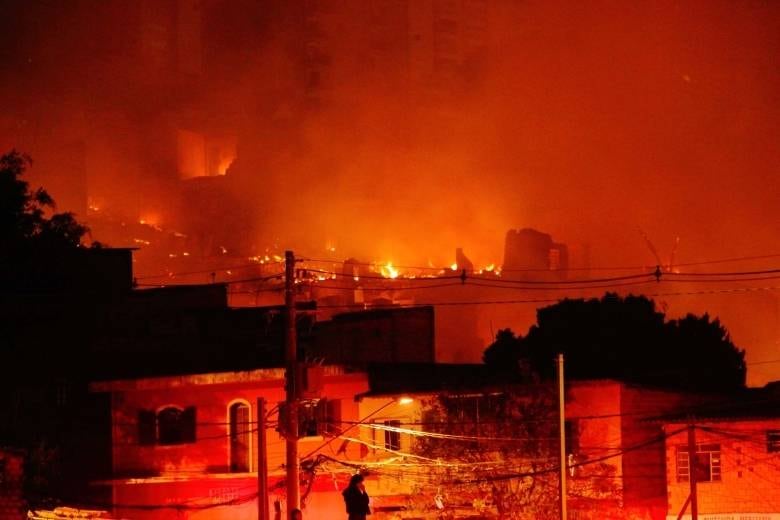 O Corpo de Bombeiros mobilizou equipes de São Paulo e da região metropolitana. O tenente-coronel Sérgio Moretti negou que tenha faltado água durante o combate às chamas.

— O hidrante que foi relatado estava com problema de registro então por isso não conseguimos acessar. Independente disso aí, nós conseguimos acessar vários outros próximos a ele que supriu a demanda dele por água
