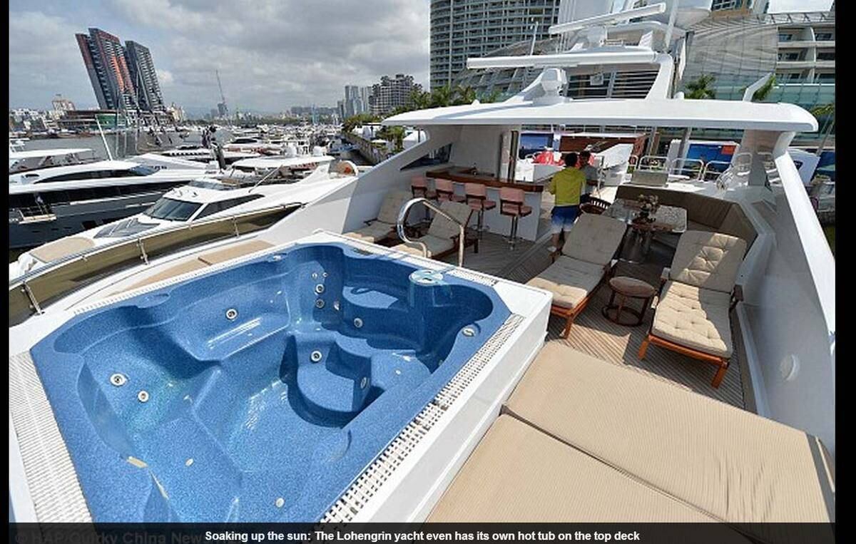 No topo desse superiate, um ofurô privativo