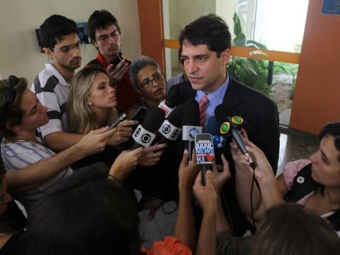 Na foto, Fernando Veloso aparece em frente à Delegacia do Leblon, onde foi titular