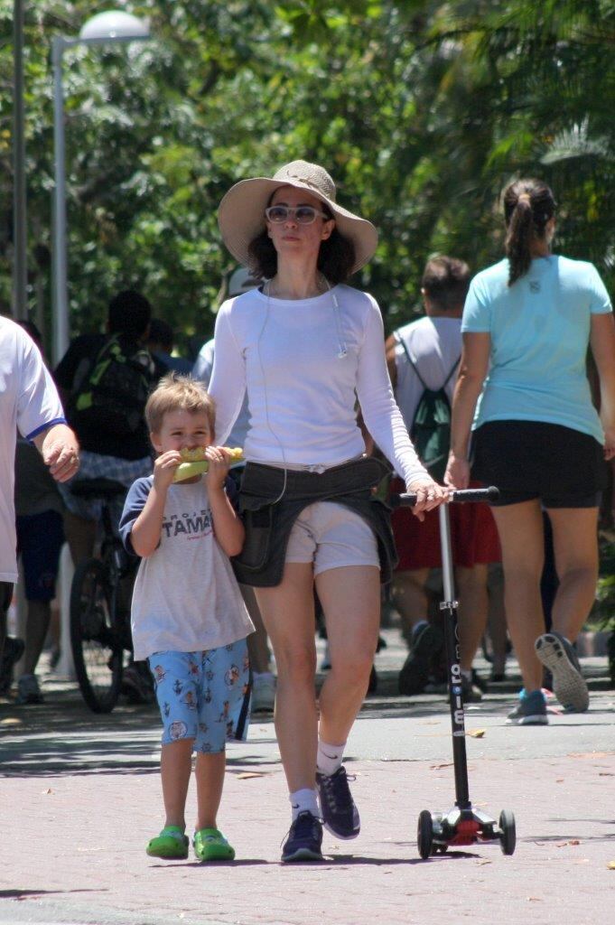 Enquanto a atriz caminhava, seu filho se divertia no patinete