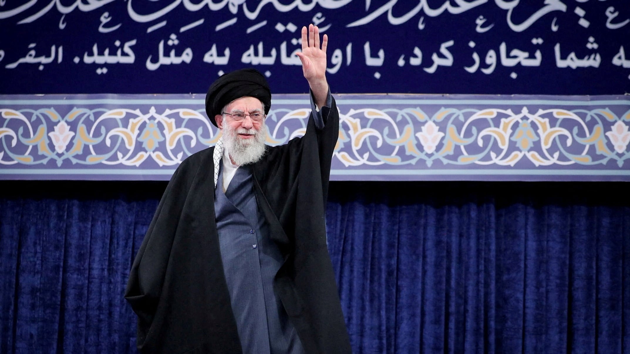 Ali Khamenei acena durante uma reunião em Teerã, no Irã
