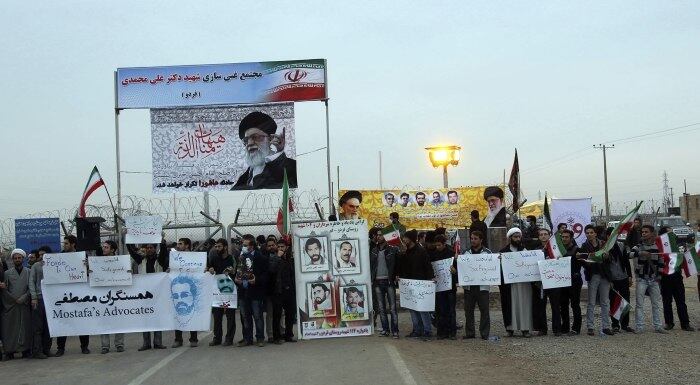 Milhares de iranianos formaram uma corrente humana, nesta terça-feira (19), ao redor da usina nuclear de Fordo (centro) para demonstrar seu apoio ao controvertido programa nuclear do país, na véspera de novas negociações com as grandes potências, informou a imprensa local.

Autoridades, como o chefe da Organização Iraniana de Energia Nuclear, Ali Akbar Salehi, se uniram ao ato, que reuniu milhares de pessoas, segundo a agência de notícias Mehr.

A imprensa internacional não foi autorizada a cobrir o evento.

A usina subterrânea de enriquecimento de urânio de Fordo, entre Teerã e Qom, é um dos pontos de atrito nas negociações entre o Irã e as grandes potências