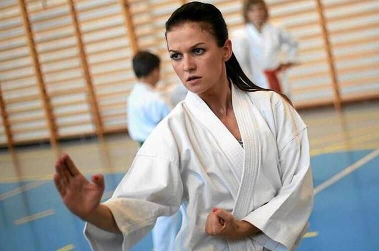 Assim como Anna faz quando veste o quimono: foi medalha de bronze na Copa do Mundo de Karatê em 2009