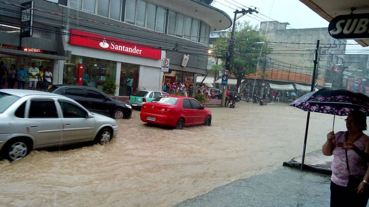A forte chuva também alagou ruas da Baixada Fluminense; na foto, a avenida Comendador Teles, em São João de Meriti