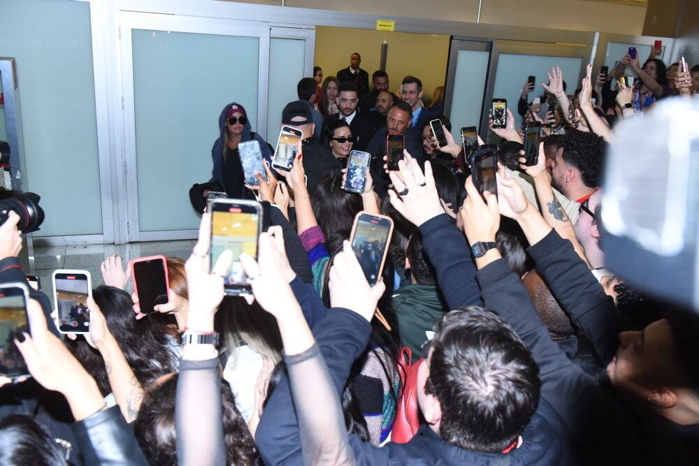 A artista realmente causou um alvoroço no aeroporto, com fãs gritando e tentando conseguir fotos e vídeos dela