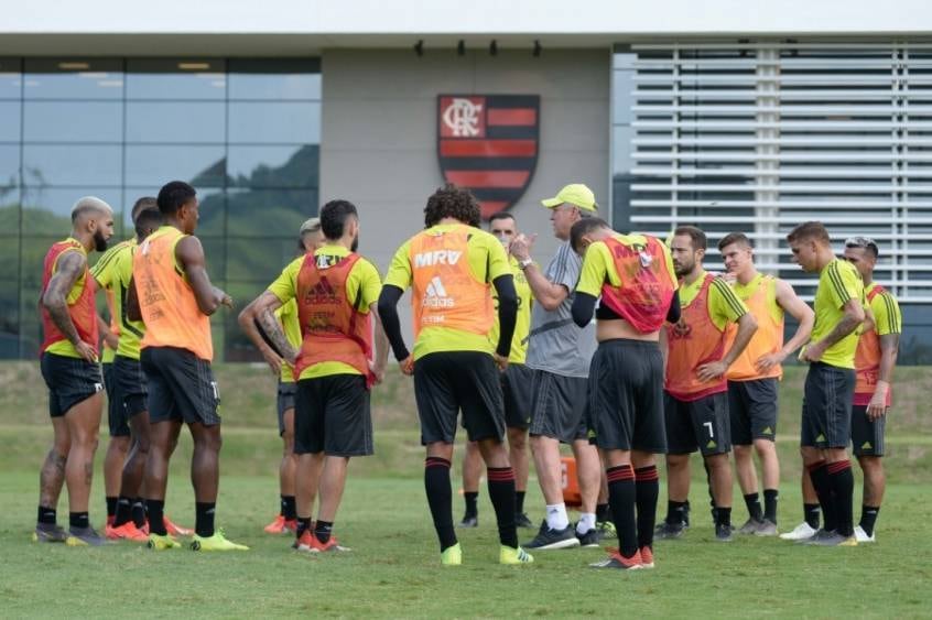 Abel Braga tem elenco cheio de opções à disposição no clube da Gávea