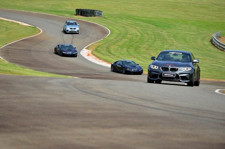 Ajuda, mas não impede que o condutor desavisado rode nas curvas caso empregue mais força no acelerador do que o limite
