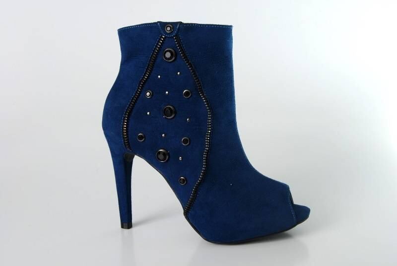 As botas são item indispensável no inverno. Mas agora elas
vêm com um algo a mais. Por vivermos em um país tropical com temperaturas mais
amenas durante a estação, a aposta é a open boot. O calçado ganha alguns
recortes em toda a sua extensão ou apenas na frente como no modelo da marca
Suzana Santos