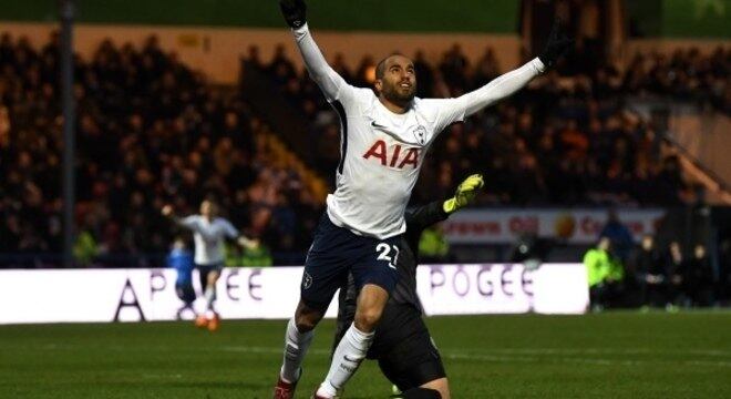 Lucas Moura marcou o 1º gol do empate por 2 a 2 do Tottenham contra o Rochdale