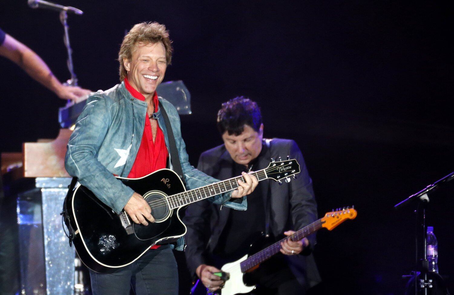 Rolou até um cover de Start Me Up, do The Rolling Stones, no meio de Sleep When I’m Dead
