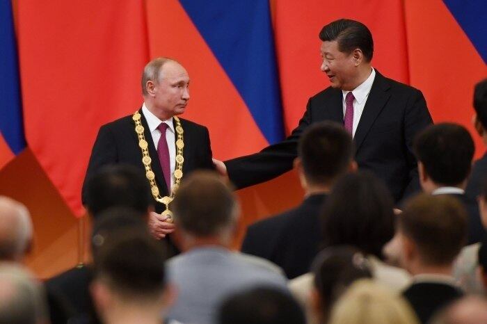 Segundo informações divulgadas pelo site do Kremlin, a Medalha
da Amizade da República Popular da China é concedida a cidadãos estrangeiros
por contribuições especiais com o desenvolvimento e modernização da China e
para promover os laços e a cooperação com os chineses