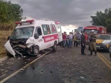 Morreram um paciente transportado pela ambulância e um ocupante do Palio que teria tentado a ultrapassagem