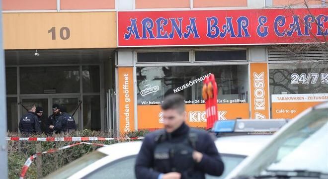 Polícia da Alemanha monta guarda em um dos bares alvo do atentado em Hanau