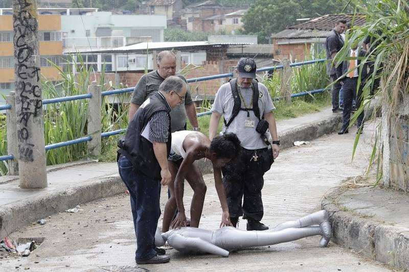 A polícia chegou ao morro da Congonha por volta das 10h30. Compareceram à simulação mais de 20 policiais civis e ao menos dez PMs