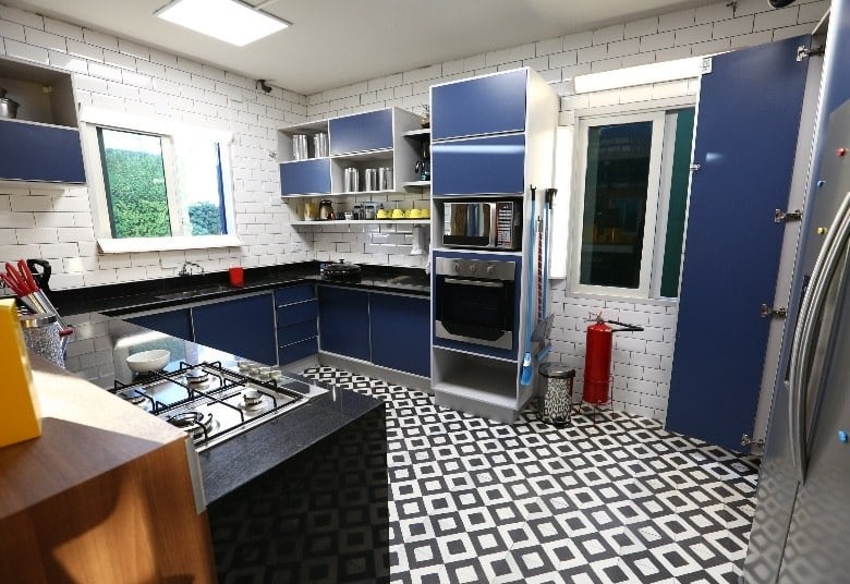 Na cozinha o clima promete esquentar. Será que alguém vai ter coragem de cozinhar para cem pessoas? 