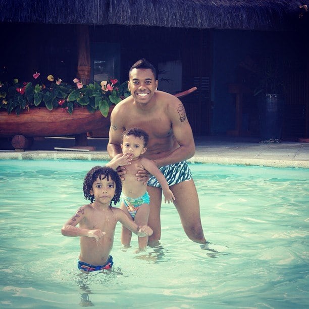 Longe de Diego e Neymar, Robinho leva uma vida bastante sossegada com sua família em Milão