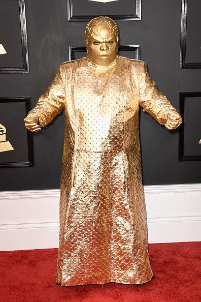 Gnarly Davidson, CeeLo Green, apostou em um modelito completamente dourado, de gosto duvidoso
