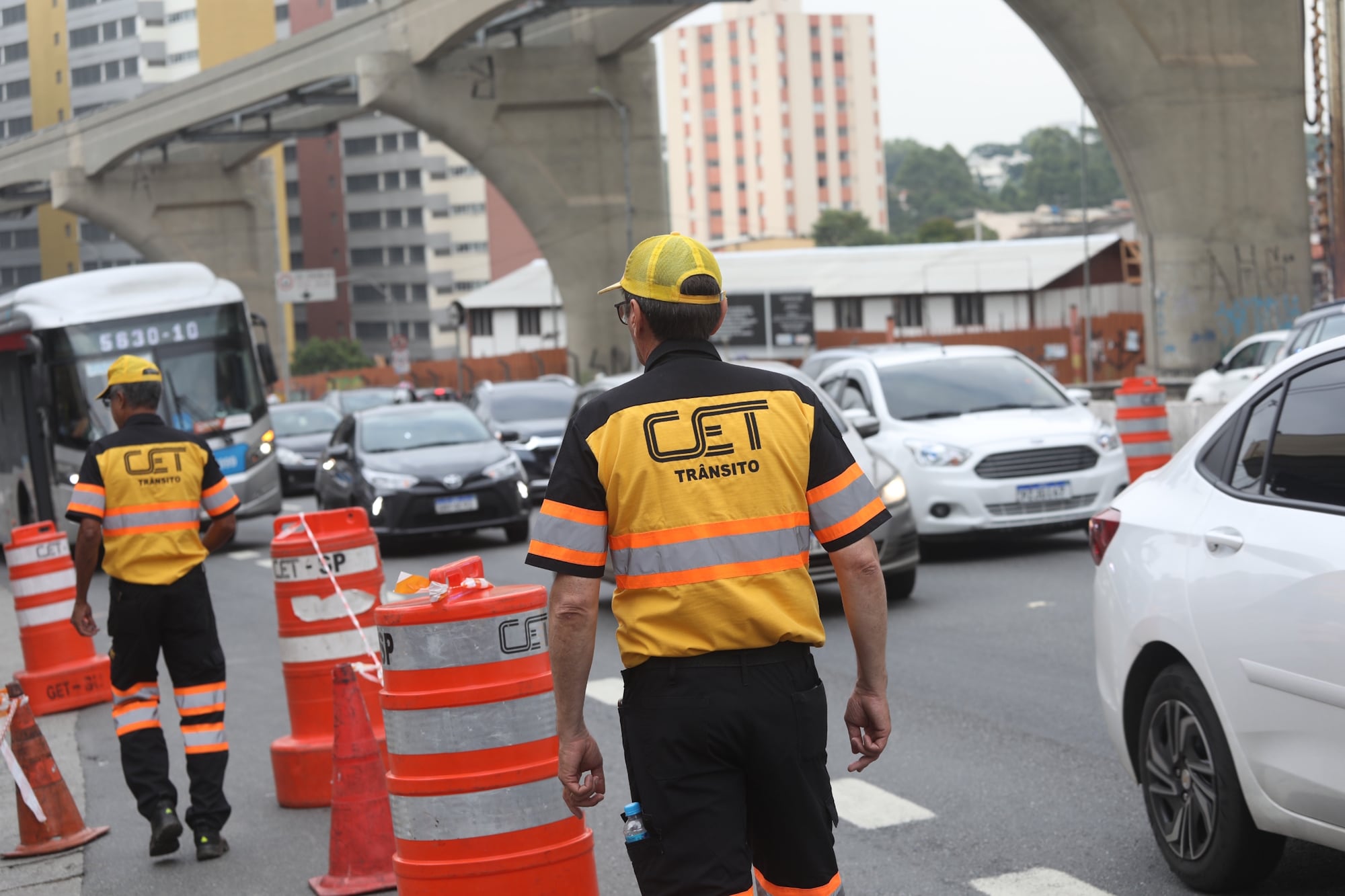 Agente da CET, de São Paulo, observa o trânsito lento perto de cones