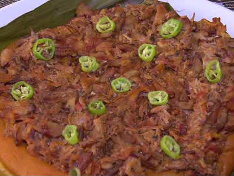 Cláudia explica que a pizzajé não foge muito do tradicional acarajé, mas tem a opção de vários acompanhamentos.  

— Ela acompanha não só o vatapá tradicional, mas também o vatapá de abóbora com recheio de carne de sol

